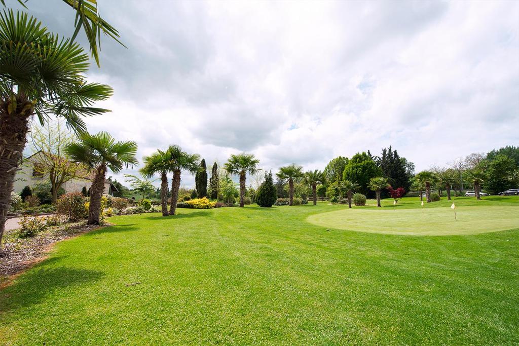 Hotel Abbaye Du Golf De Lesigny Exterior photo