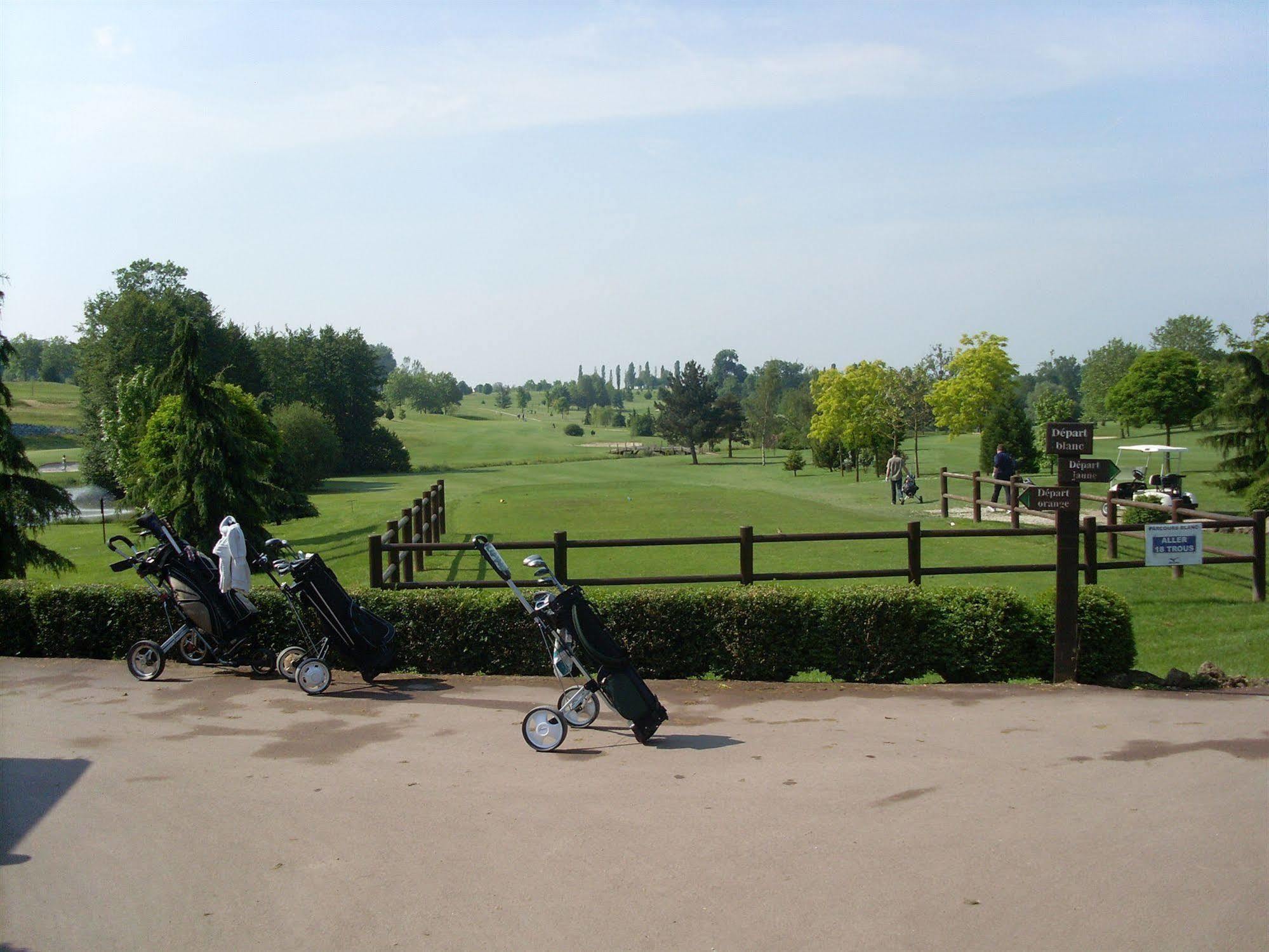 Hotel Abbaye Du Golf De Lesigny Exterior photo